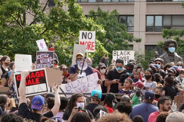 Harlem, New York, ABD. 07 Haziran 2020. Harlem Ailelerinin Siyahi Yaşamları Önemi Yürüyüşü Harlem 'in 110. caddesindeki Frederick Douglass heykelinin önünde.