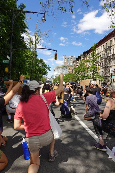 Harlem Nowy Jork Usa Czerwca 2020 Marsze Protestacyjne Harlem Rodzina — Zdjęcie stockowe