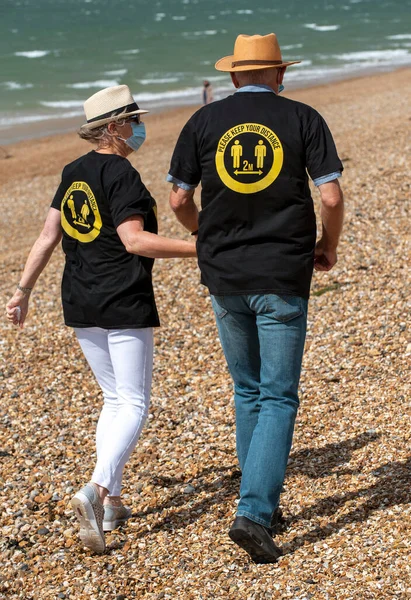 Southsea Portsmouth Inglaterra Reino Unido 2020 Pareja Mayor Caminando Playa —  Fotos de Stock