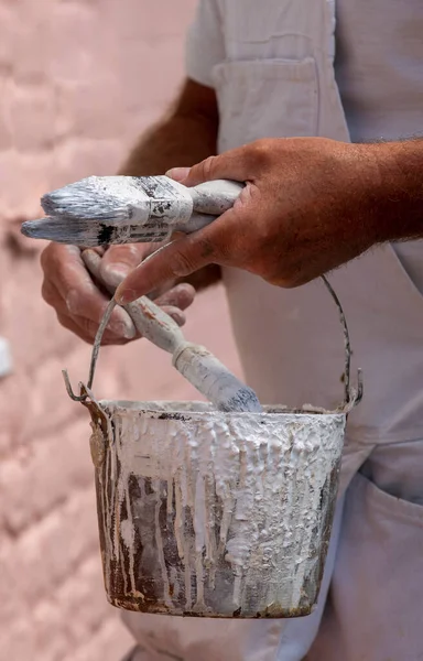 Hampshire Inglaterra Reino Unido 2020 Decorador Pintor Pintando Pequeñas Ventanas — Foto de Stock