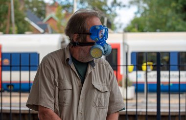 Hampshire, İngiltere, İngiltere. 2020 yılı. Covid-19 salgını sırasında koruyucu ekipman, maske, gözlük ve eldiven takan bir erkek demiryolu yolcusu..