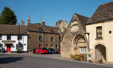 Malmesbury, Wiltshire, İngiltere, İngiltere. 2020 yılı. Bir ortaçağ 12. yüzyıl kemerli kapısı. Eskiden St. John Vaftizci Hastanesi 'nin bir parçasıydı. Üzerinde 17. yüzyıl yazıtları vardı..