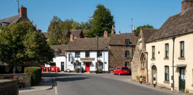 Malmesbury, Wiltshire, İngiltere, İngiltere. 2020 yılı. Bir ortaçağ 12. yüzyıl kemerli kapısı. Eskiden St. John Vaftizci Hastanesi 'nin bir parçasıydı. Üzerinde 17. yüzyıl yazıtları vardı..