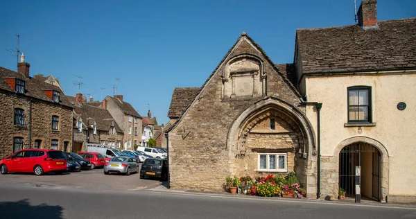 Malmesbury Wiltshire England 2020年 中世の12世紀のアーチ型の戸口は かつて洗礼者聖ヨハネの病院の一部であり 17世紀の碑文があり 通りの低いところにあった — ストック写真