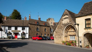 Malmesbury, Wiltshire, İngiltere, İngiltere. 2020 yılı. Bir ortaçağ 12. yüzyıl kemerli kapısı. Eskiden St. John Vaftizci Hastanesi 'nin bir parçasıydı. Üzerinde 17. yüzyıl yazıtları vardı..