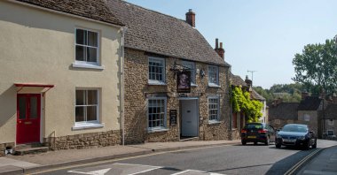 Malmesbury, Wiltshire, İngiltere, İngiltere. 2020 yılı. The Smoking Dog, Wiltshire, Malmesbury 'de eski bir İngiliz halk evi..