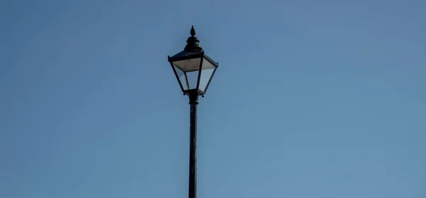 ラムズゲート ケント イギリス 2020年 青い空に対する古いランプの光 — ストック写真