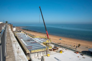 Ramsgate, Kent, İngiltere, İngiltere. 2020 yılı. İnşaatın ortasında Ramsgate sahilinde popüler bir sahil beldesi olan apartman ve dükkanların geliştirilmesi..