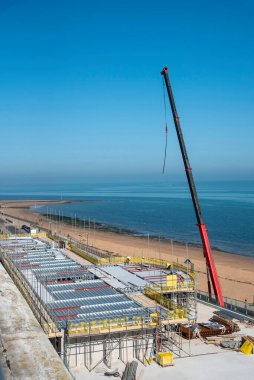 Ramsgate, Kent, İngiltere, İngiltere. 2020 yılı. İnşaatın ortasında Ramsgate sahilinde popüler bir sahil beldesi olan apartman ve dükkanların geliştirilmesi..