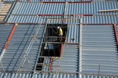 Kent, İngiltere, İngiltere. 2020 yılı. Kent, İngiltere 'de yeni bir inşaat konaklama, apartman, apartman, apartman ve mağaza şantiyesinin ticari metal çalışmalarının genel görünümü.