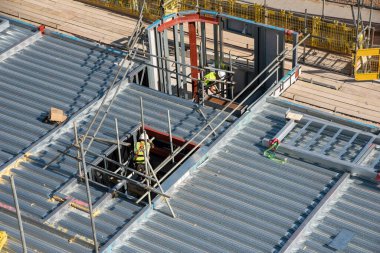 Kent, İngiltere, İngiltere. 2020 yılı. Kent, İngiltere 'de yeni bir inşaat konaklama, apartman, apartman, apartman ve mağaza şantiyesinin ticari metal çalışmalarının genel görünümü.