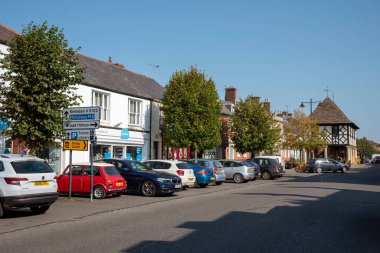Royal Wootton Bassett, Wiltshire, İngiltere. 2020 yılı. Royal Wootton Bassett 'te ana cadde boyunca güneye bakan bir manzara. Wiltshire, İngiltere' de bir pazar kasabası.