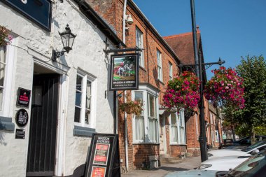 Royal Wootton Bassett, Wiltshire, İngiltere. 2020 yılı. Tarihi pazar kasabası Royal Wootton Bassett ve High Street 'te çiçeklerle süslenmiş bir bar.,