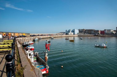 Margate, Kent, İngiltere, İngiltere. 2020 yılı. Bir deniz kenarı kasabasını yağmalamak. Turist Danışma Ofisi ve limana bakan Turner Çağdaş Binası..