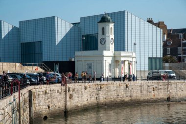 Margate, Kent, İngiltere, İngiltere. 2020 yılı. Bir deniz kenarı kasabasını yağmalamak. Turist Danışma Ofisi ve limana bakan Turner Çağdaş Binası..