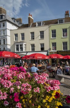 Margate, Kent, İngiltere. 2020 yılı. Renkli evleri, kafeleri ve çiçekli süslemeleri olan eski Margate kasabası..