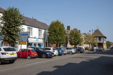 Royal Wootton Bassett, Wiltshire, İngiltere. 2020 yılı. Royal Wootton Bassett 'te ana cadde boyunca güneye bakan bir manzara. Wiltshire, İngiltere' de bir pazar kasabası.