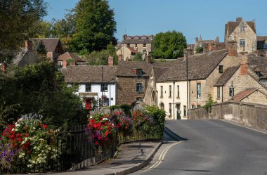  Malmesbury, Wiltshire, İngiltere, İngiltere. 2020 yılı. St Johns köprüsünün üzerindeki çiçek süslemesi bu kasabanın alt kesiminde. 