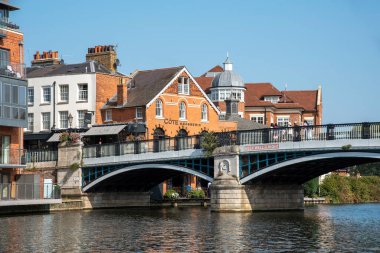 Eton, Buckinghamshire, İngiltere, İngiltere. 2020 yılı. Windsor ve Eton Köprüsü iki kasaba arasında yer almaktadır. Demir ve granitten yapılmış kemerli köprü Thames Nehri 'ni geçiyor..