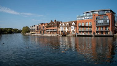 Eton, Buckinghamshire, İngiltere, İngiltere. 2020 yılı. Thames Nehri ve modern mülkler, Thames Nehri 'nin Windsor tarafından baktığı kıyı şeridi boyunca uzanır..