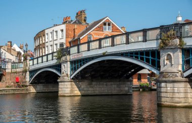 Eton, Buckinghamshire, İngiltere, İngiltere. 2020 yılı. Windsor ve Eton Köprüsü iki kasaba arasında yer almaktadır. Demir ve granitten yapılmış kemerli köprü Thames Nehri 'ni geçiyor..