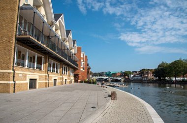 Eton, Buckinghamshire, İngiltere, İngiltere. 2020 yılı. Thames Nehri ve modern mülkler, Thames Nehri 'nin Windsor tarafından baktığı kıyı şeridi boyunca uzanır..