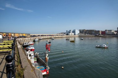 Margate, Kent, İngiltere, İngiltere. 2020 yılı. Bir deniz kenarı kasabasını yağmalamak. Turist Danışma Ofisi ve limana bakan Turner Çağdaş Binası..