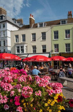 Margate, Kent, İngiltere. 2020 yılı. Renkli evleri, kafeleri ve çiçekli süslemeleri olan eski Margate kasabası..