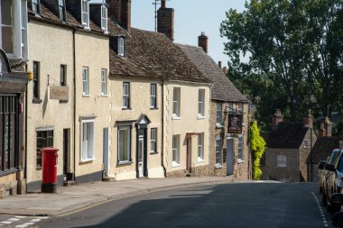 Malmesbury, Wiltshire, İngiltere, İngiltere. 2020 yılı. Malmesbury, İngiltere 'deki ana caddede iş yerleri ve evler,