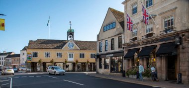 Tetbury, Gloucestershire, İngiltere. 2020 yılı. Tetbury şehir merkezindeki Church Caddesi 'ndeki 1. sınıf tarihi pazar evi, Gloucestershire, İngiltere 