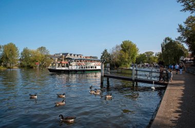 Windsor, Berkshire, İngiltere, İngiltere. 2020 yılı. İngiltere, Windsor 'daki Thames Nehri' nde yaz sonu tur teknesi..