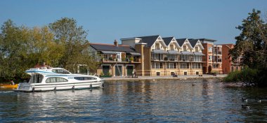 Eton, Buckinghamshire, İngiltere, İngiltere. 2020 yılı. Thames nehri boyunca modern konutlardan geçerken Windsor 'dan Eton nehrine bakarken görüldü..