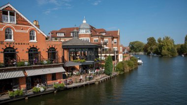Eton, Buckinghamshire, İngiltere, İngiltere. 2020 yılı. Eton 'daki Thames Nehri' nin manzarası Windsor, Berkshire tarafından görüldü. Müşteriler nehir kenarında yemek yiyor..