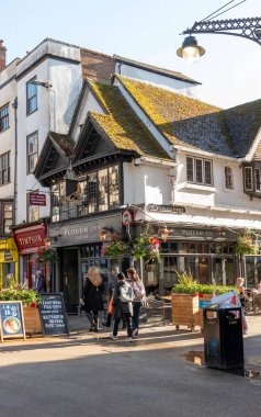 Oxford İngiltere. 31.08.2025. Cornmarket Caddesi 'ndeki Plough Inn, Oxford' da 1656 yılında inşa edildi..