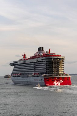 Portsmouth İngiltere. 05.09.2025. İngiltere 'nin güneyindeki Portsmouth Limanı' ndan ayrılan Kızıl Leydi yolcu gemisi..