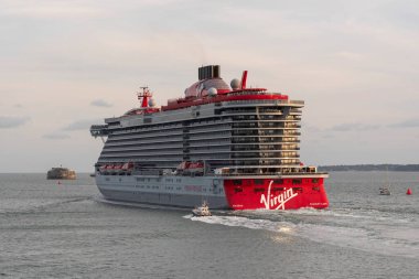 Portsmouth İngiltere. 05.09.2025. İngiltere 'nin güneyindeki Portsmouth Limanı' ndan ayrılan Kızıl Leydi yolcu gemisi..