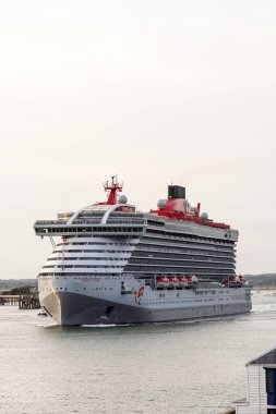 Portsmouth İngiltere. 05.09.2025. İngiltere 'nin güneyindeki Portsmouth Limanı' ndan ayrılan Kızıl Leydi yolcu gemisi..