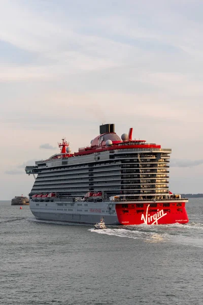 Portsmouth İngiltere. 05.09.2025. İngiltere 'nin güneyindeki Portsmouth Limanı' ndan ayrılan Kızıl Leydi yolcu gemisi..