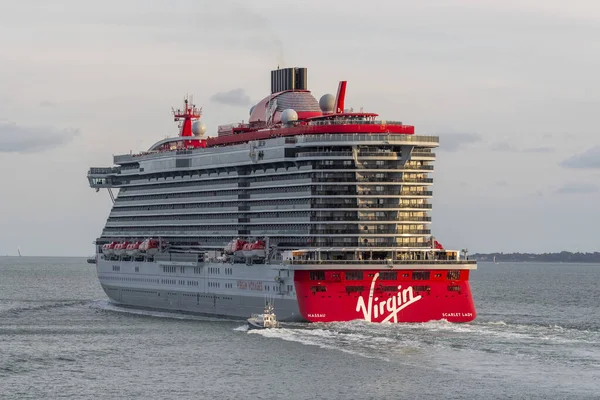 Portsmouth İngiltere. 05.09.2025. İngiltere 'nin güneyindeki Portsmouth Limanı' ndan ayrılan Kızıl Leydi yolcu gemisi..