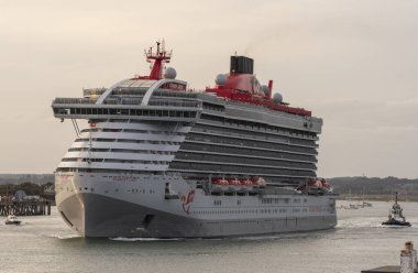 Portsmouth İngiltere. İngiltere 'nin güneyindeki Portsmouth Limanı' ndan ayrılan Kızıl Leydi yolcu gemisi..