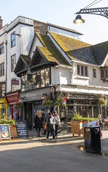 Oxford İngiltere. 31.08.2025. Cornmarket Caddesi 'ndeki Plough Inn, Oxford' da 1656 yılında inşa edildi..