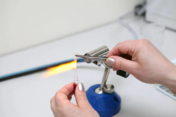 Incendie Ampoule Avec Médicament Brûleur Les Mains Homme Laboratoire Recherche — Photo