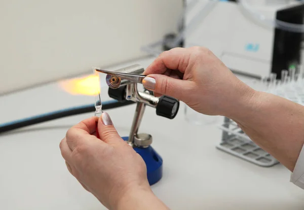 Fuego Ampolla Con Medicina Quemador Las Manos Del Hombre Laboratorio —  Fotos de Stock