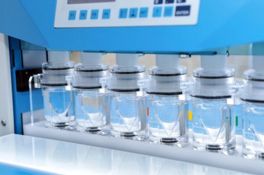 Kesin sonuçlar elde etmek zor çözünen ilaçların analiz eder. Kız ilaç testlerinde yapıyor. Sotax Ag. Üretim ve tablet analizi. Modern ilaç. Üreten fabrika tabletleri. Laboratuvar kalite.