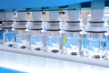 Kesin sonuçlar elde etmek zor çözünen ilaçların analiz eder. Kız ilaç testlerinde yapıyor. Sotax Ag. Üretim ve tablet analizi. Modern ilaç. Üreten fabrika tabletleri. Laboratuvar kalite.