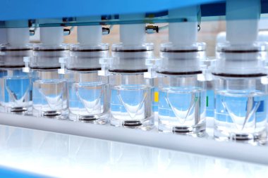 Kesin sonuçlar elde etmek zor çözünen ilaçların analiz eder. Kız ilaç testlerinde yapıyor. Sotax Ag. Üretim ve tablet analizi. Modern ilaç. Üreten fabrika tabletleri. Laboratuvar kalite.