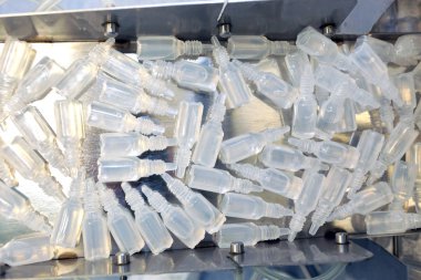 Otomatik bant ambalaj ve dolum ilaçların oluşturmak için. Doldurma ve mühürleme makine, ekipman ilaç sektöründe ampül.