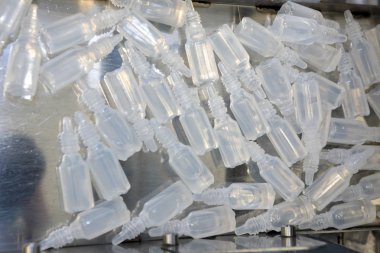 Otomatik bant ambalaj ve dolum ilaçların oluşturmak için. Doldurma ve mühürleme makine, ekipman ilaç sektöründe ampül.