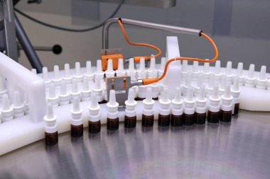 Bir adam bir ilaç fabrikasında çalışıyor. Görsel interferon üretim kalitesini izleme. Steril hormon üretim hattı.