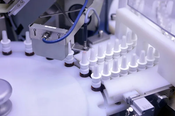 一个人在一家制药厂工作 对干扰素生产质量的目视监测 无菌激素生产线 — 图库照片